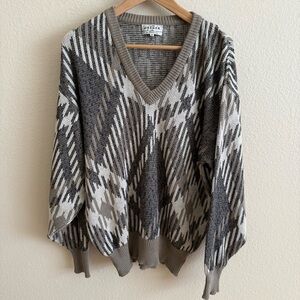 Jaeger V-Neck Knit Sweater in Gray and Cream Men’s Size M